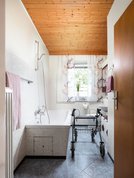 Badezimmer mit Badewanne und Platzproblemen vor der Sanierung zum barrierefreien bad