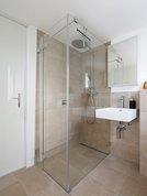 Badezimmer nach der Sanierung mit bodenebener Dusche