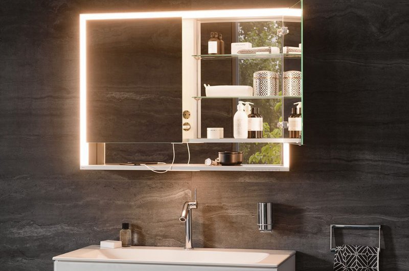 Spiegelschrank von Keuco mit warmweißem Licht