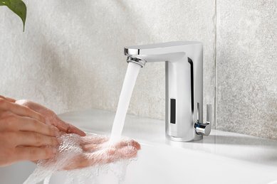 Sensorgesteuerte Armatur von Schell mit Stagnationsspülung.