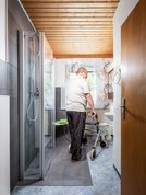 Barrierefreies Schlauchbad nach der Sanierung mit faltbarer Duschkabine von kermi