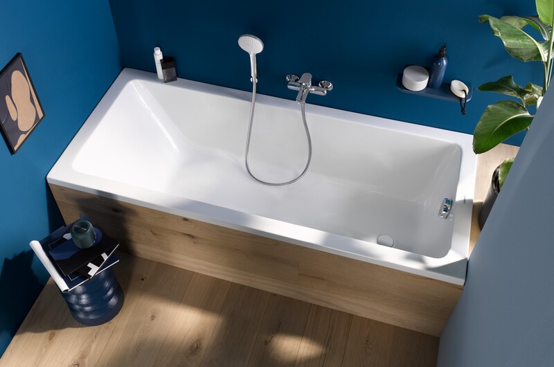 Flächenbündig in die Nische eingebaut findet eim kleinen Bad auch eine Badewanne Platz