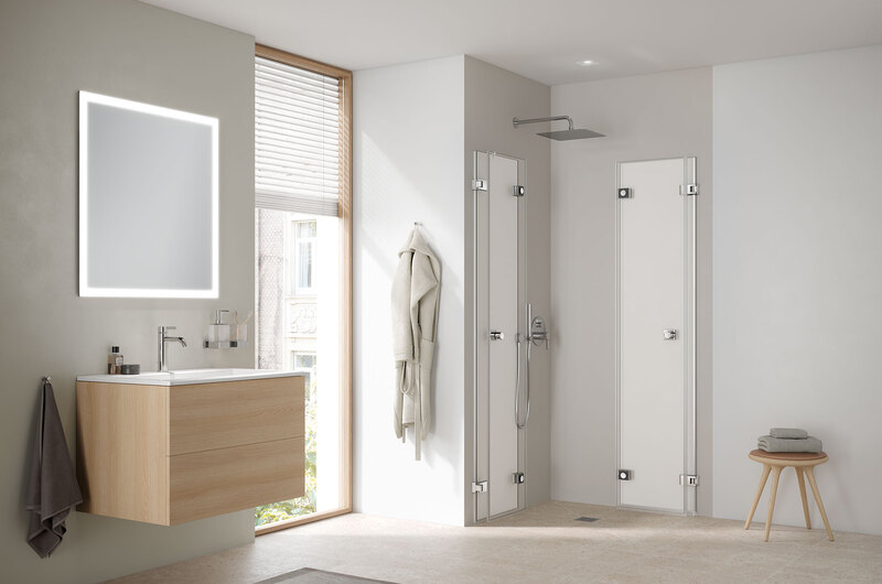 Dusche von Kermi mit Falt-Pendeltüre