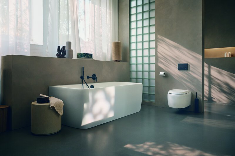 eine Badewanne mit Wandarmatur von Duravit