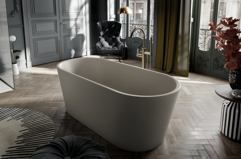 Eine freistehende Badewanne von Kaldewei steht mitten im Badezimmer