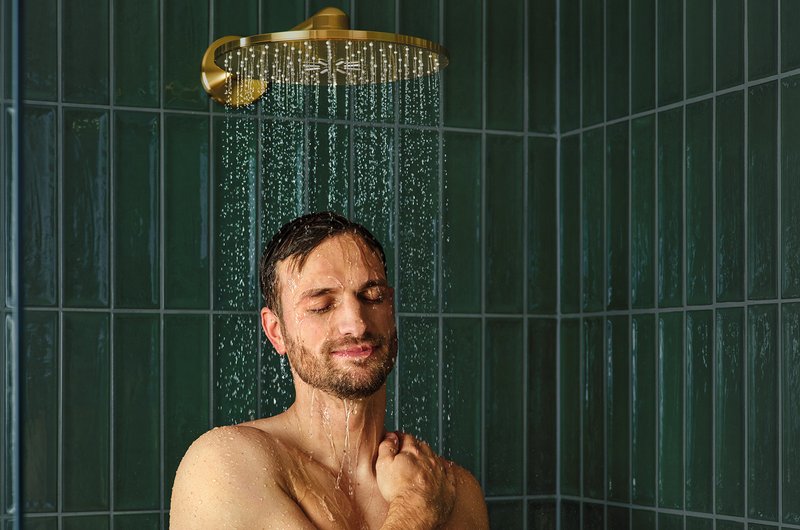 eine Frau duscht und wäscht sich die Haare unter einer Kopfbrause von Hansgrohe