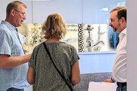 Beratungsgespräch während einer Badplanung in einem Badstudio