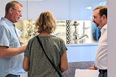 Beratungsgespräch während einer Badplanung in einem Badstudio