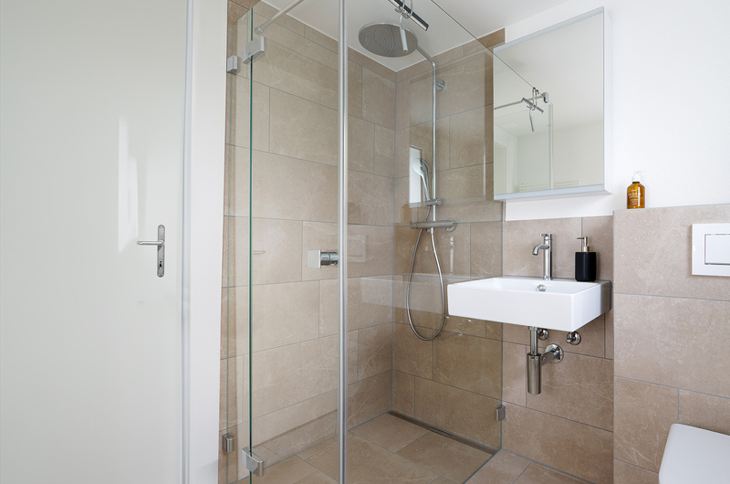 Badezimmer nach der Sanierung mit bodenebener Dusche