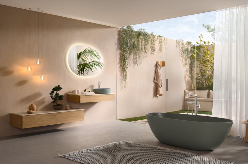 Badezimmer mit reduzierter Ausstattung und ruhiger Optik
