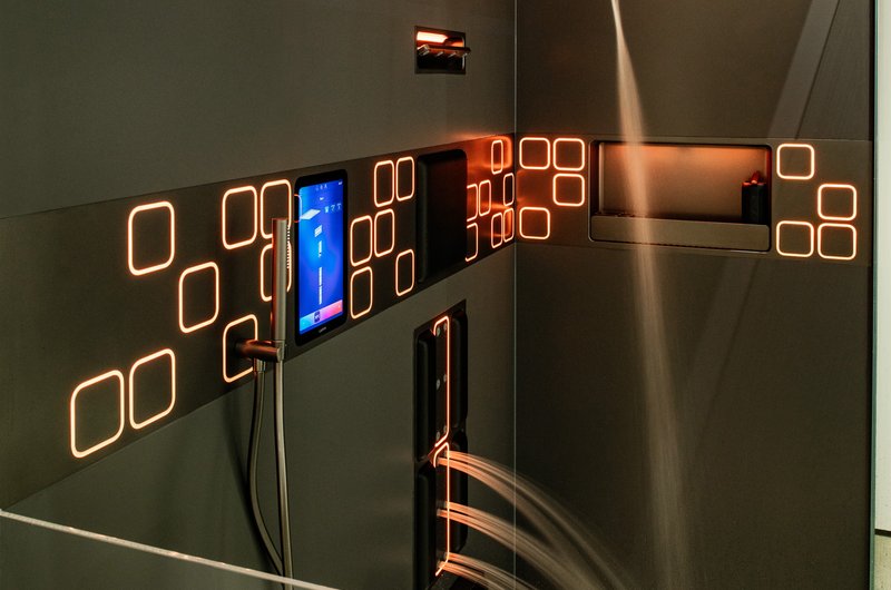 Smartes Duschsystem von Laufen mit horizontalem Wandpaneel mit übersichtlich angeordneten Lichtkacheln