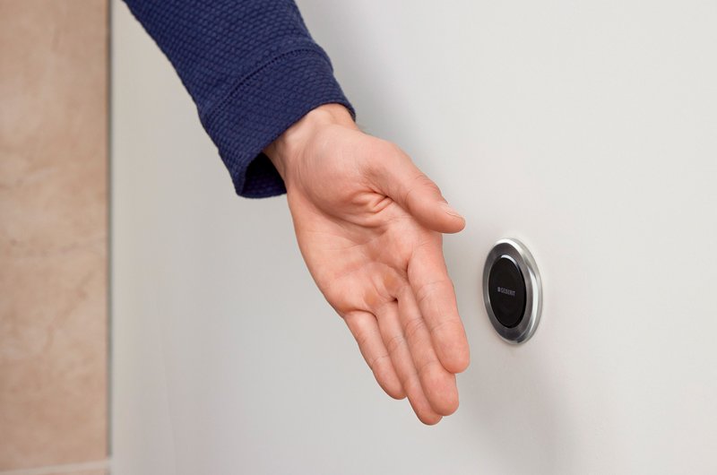 Seitlich angebrachte WC-Steuerung Typ 10 von Geberit mit Infrarottaster.