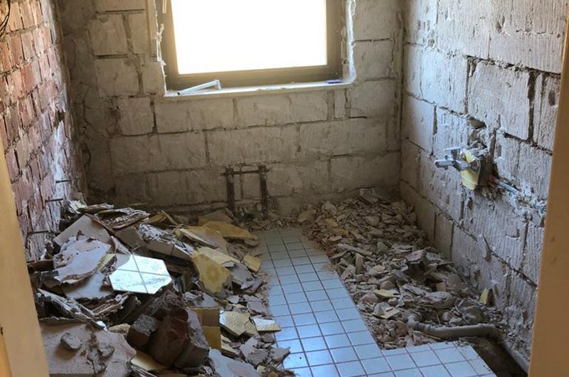 Komplett entkerntes Badezimmer