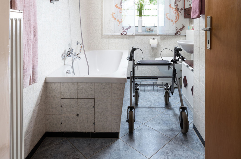 Badezimmer mit Badewanne und Platzproblemen vor der Sanierung zum barrierefreien bad