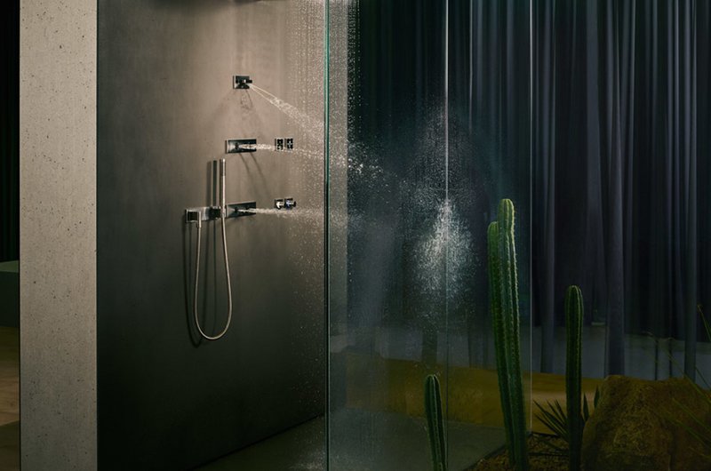 Dusche mit unterschiedlichen Regen- und Schwallduschfunktionen sowie Handbrausen mit zahlreichen Strahlarten