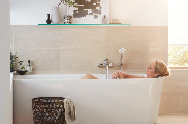 Frau beim Baden in Badewanne