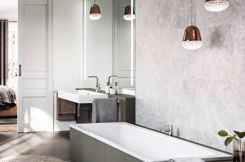 Badezimmer mit heller Grundbeleuchtung