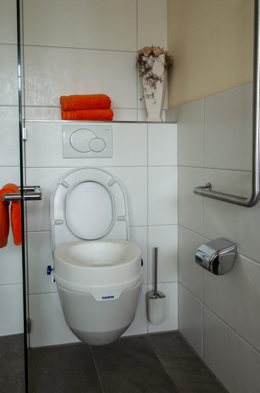 Standard-WC mit Aufsatz