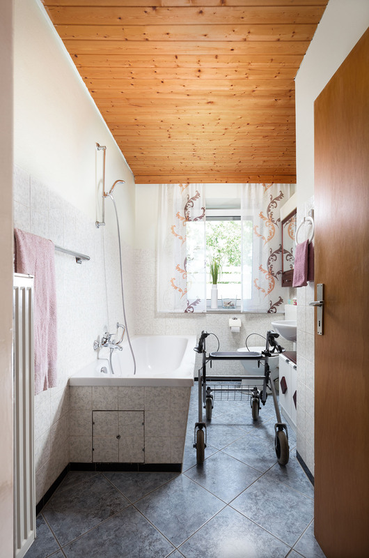 Badezimmer mit Badewanne und Platzproblemen vor der Sanierung zum barrierefreien bad