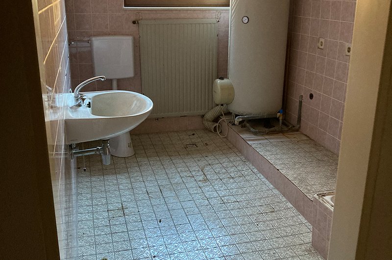 Sanierung Badezimmer und Duschbereich - vorher
