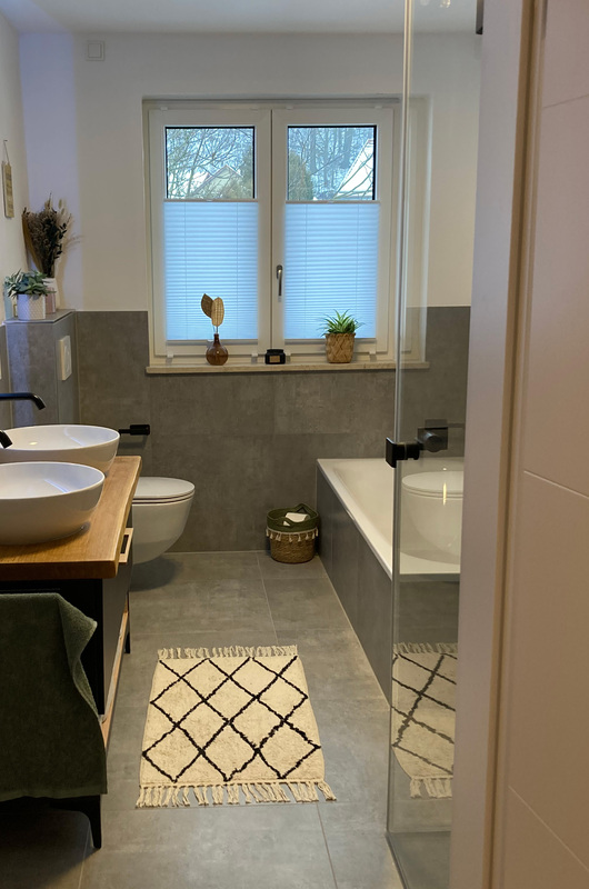 Badezimmer in zeitgemäßer Gestaltung mit bodenebener Dusche