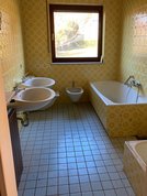 Altes Bad mit Blümchenfliesen und Duschtasse