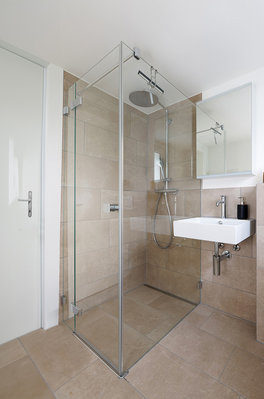 Badezimmer nach der Sanierung mit bodenebener Dusche