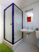 Badezimmer vor der Sanierung mit Dusch mit Duschwanne