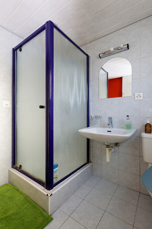 Badezimmer vor der Sanierung mit Dusch mit Duschwanne