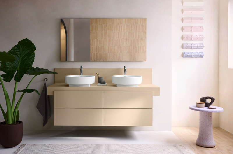 Eine großblättrige Pflanze neben dem Waschbereich des BAdezimmers