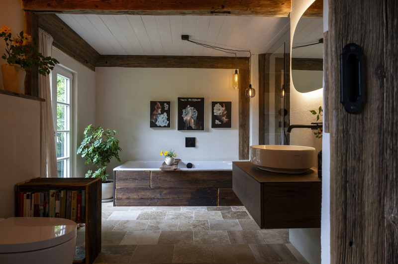 Eine große Pflanze neben einer Badewanne