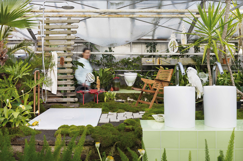 Badezimmerinstallation in einem Gewächshaus, das den Trend zu Pflanzen im Bad symbolisieren soll