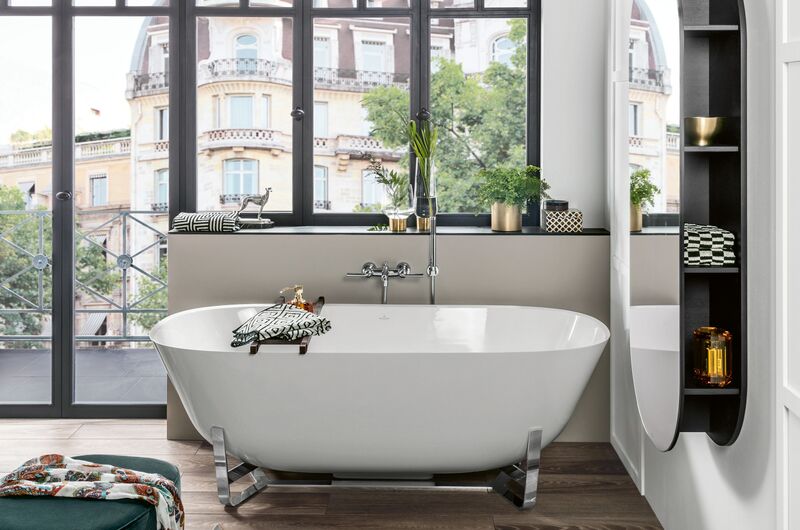 Pflanzen auf dem Fenstersims in einem Badezimmer