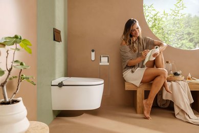 Wohnlich eingerichtetes Badezimmer mit Dusch-WC Lavapura von Hansgrohe 