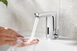 Sensorgesteuerte Armatur von Schell mit Stagnationsspülung.