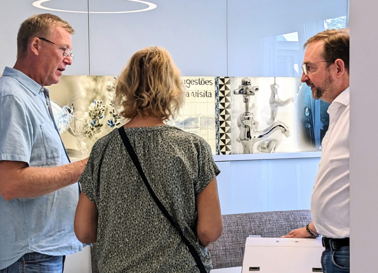 Beratung in einer Badausstellung am Tag des Bades